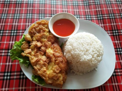 ไข่เจียวหมูยอราดข้าว