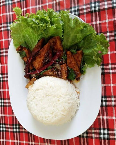 ผัดกระเพราหมูยอราดข้าว