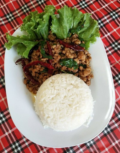 ผัดกระเพราหมูสับราดข้าว