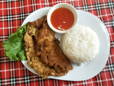 ไข่เจียวหมูสับราดข้าว