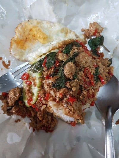 ข้าวกะเพราไข่ดาว