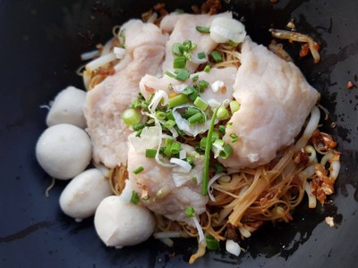 ก๋วยเตี๋ยวแห้งลูกชิ้นหมูกับหมูสด