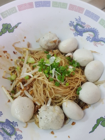 ก๋วยเต๋ยวแห้งลูกชิ้นหมู