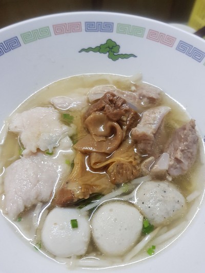 ก๋วยเตี๋ยวน้ำใสรวมมิตร (ลูกชิ้น,หมูสด,หมูตุ๋น,กระดูกอ่อน)