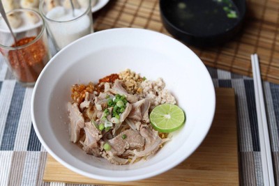 ก๋วยเตี๋ยวต้มยำกระดูกอ่อน (มะนาวแท้)