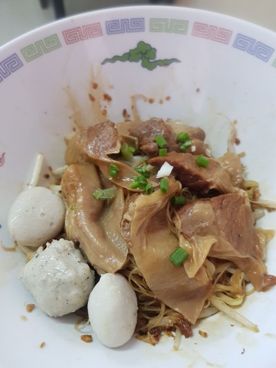 ก๋วยเตี๋ยวแห้งลูกชิ้นกับหมูตุ๋น