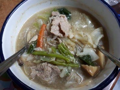 เส้นหมี่ราดหน้าหมู