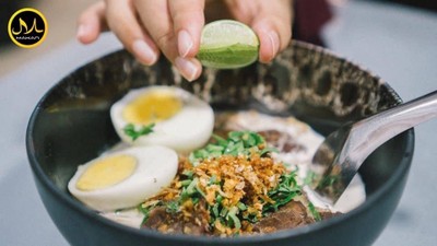 ก๋วยเตี๋ยว กะทิ มีเนื้อตุ๋น มีไก่ตุ๋น