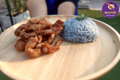 ข้าวเหนียวอัญชันหมูทอดนมสด