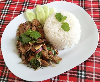 น้ำตกหมูอบโอ่งราดข้าว