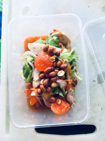 ยำไข่แดง