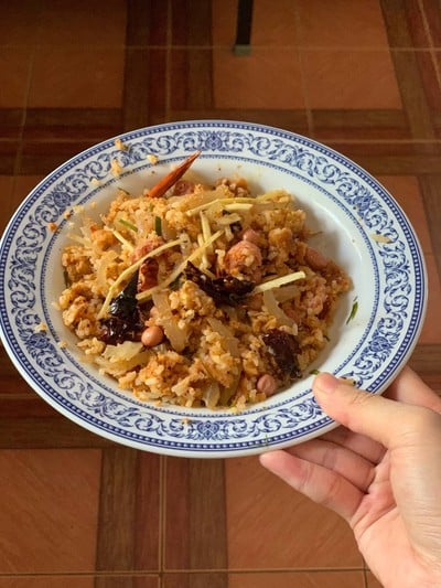ข้าวทอดแหนมคลุก