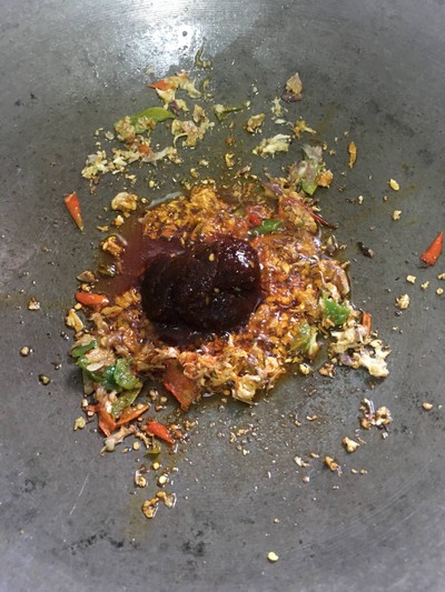 วิธีทำ “ผัดหอยลายน้ำพริกเผาโหระพา”