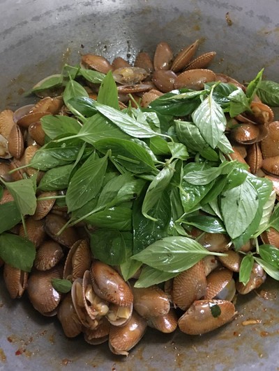 วิธีทำ “ผัดหอยลายน้ำพริกเผาโหระพา”