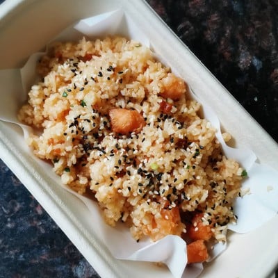 ข้าวผัดปลาแซลมอน