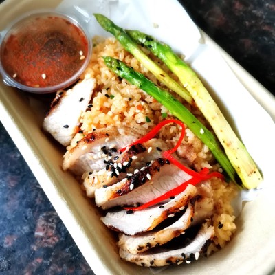 ข้าวผัดกระเทียมหมูคุโรบูตะย่าง
