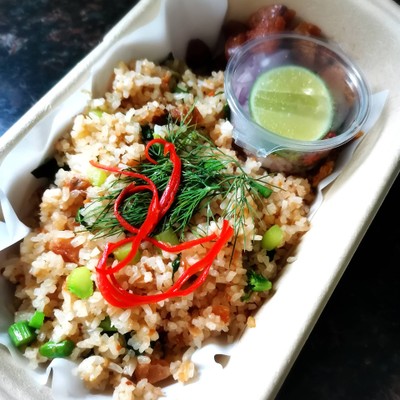 ข้าวผัดปลาเค็มทรงเครื่องคะน้าฮ่องกง