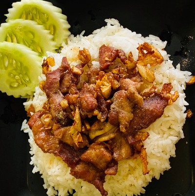 ข้าวหมูกระเทียม