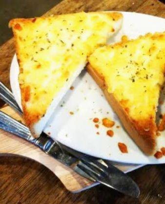 ขนมปังกระเทียม 4  ชิ้น