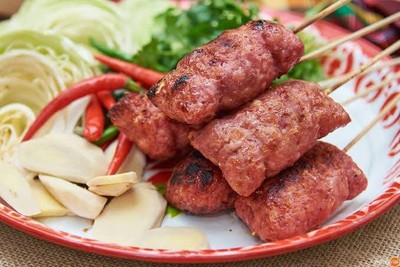 แหนมเปรี้ยว ย่างพร้อมผักสด  1ชิ้น