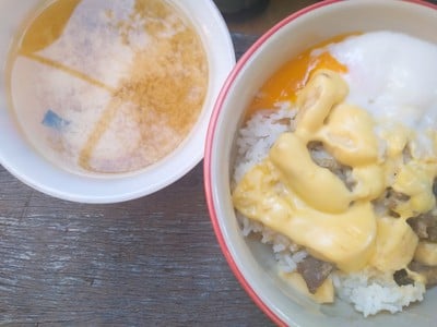 ข้าวหน้าเนื้อชีส ไข่ออนเซ็น