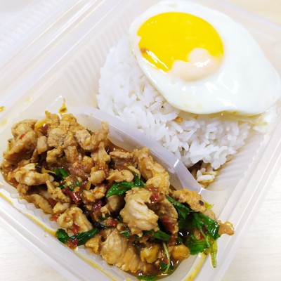 กะเพราหมูชิ้นไข่ดาวไม่สุก
