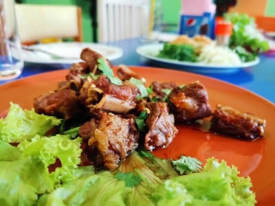 ซี่โครงหมูทอดน้ำปลาคะแบบบ้านๆคะ