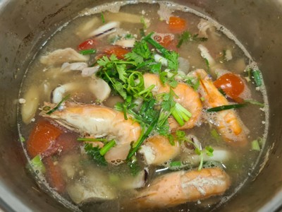 วิธีทำ ต้มยำกุ้งแม่น้ำ ปลาหมึก วิธีทำ ต้มยำกุ้งแม่น้ำ ปลาหมึก