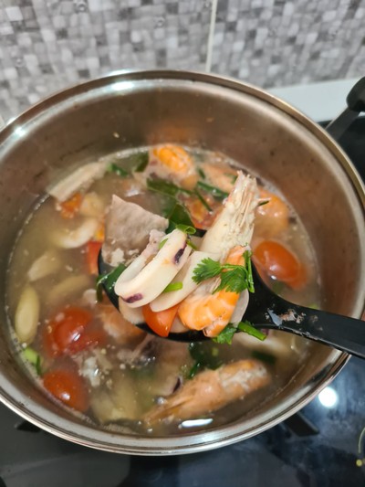 วิธีทำ ต้มยำกุ้งแม่น้ำ ปลาหมึก วิธีทำ ต้มยำกุ้งแม่น้ำ ปลาหมึก