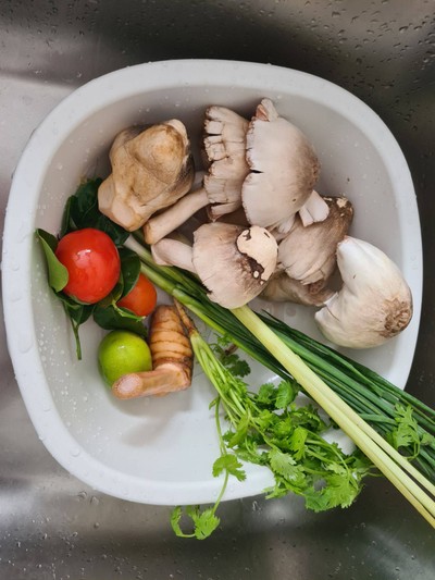 วิธีทำ ต้มยำกุ้งแม่น้ำ ปลาหมึก วิธีทำ ต้มยำกุ้งแม่น้ำ ปลาหมึก