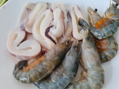 วิธีทำ ต้มยำกุ้งแม่น้ำ ปลาหมึก วิธีทำ ต้มยำกุ้งแม่น้ำ ปลาหมึก
