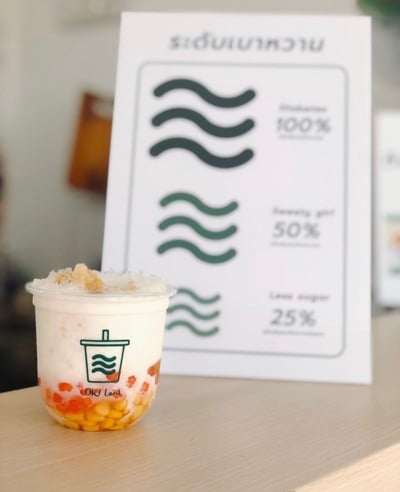 ดูดได้หมด ไม่ติดหลอด แนะนำ shake ก่อน
แม่ค้าบอกว่า ทับทิม ทำเองทุกวัน เลิศจร้าา