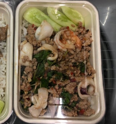 กะเพรารวมมิตรราดข้าว