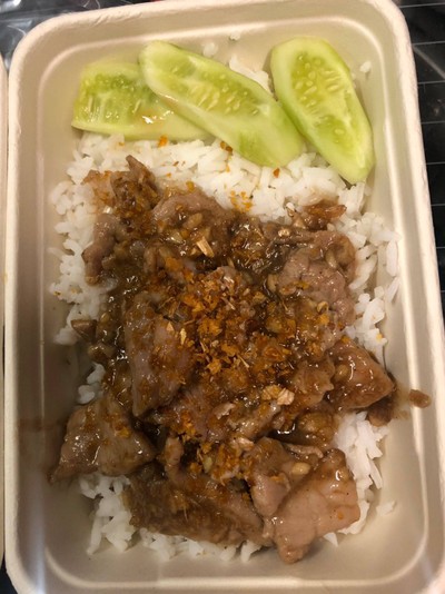 หมูทอดกระเทียมพริกไทยดำราดข้าว