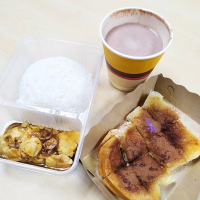 ข้าวไก่กระเทียม ปังเนยนมโอวัลติน ช็อกโกแลตร้อน
