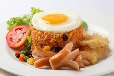 ข้างผัดอเมริกัน พร้อมไข่ดาว และไก่กรอบ ผักรวม