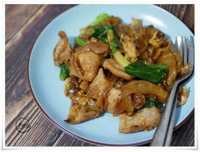 เส้นใหญ่ผัดซีอิ๊วหมูนุ่ม