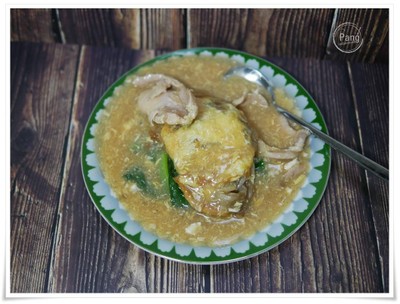 เส้นหมี่ห่อไข่ราดหน้าหมูนุ่ม