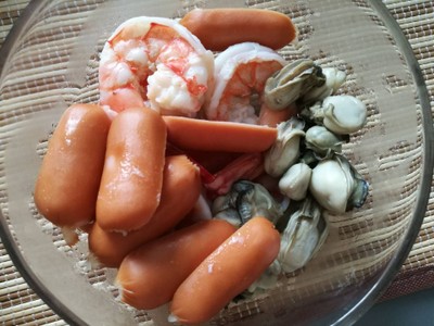 วิธีทำ ยำกุ้งสด หอยนางรม ไส้กรอก นัวๆ วิธีทำ ยำกุ้งสด หอยนางรม ไส้กรอก นัวๆ
