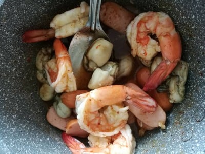 วิธีทำ ยำกุ้งสด หอยนางรม ไส้กรอก นัวๆ วิธีทำ ยำกุ้งสด หอยนางรม ไส้กรอก นัวๆ