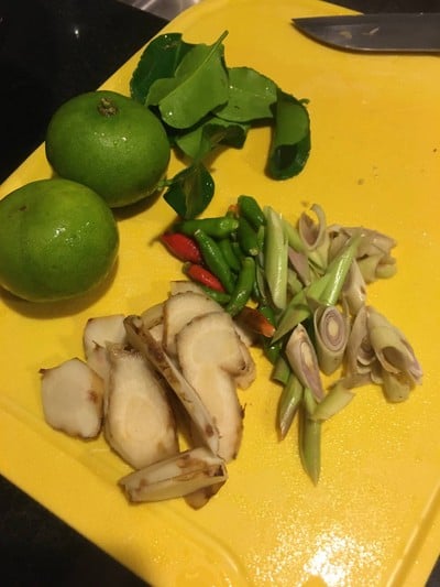 วิธีทำ ปลาทูต้มใบมะขามอ่อน วิธีทำ ปลาทูต้มใบมะขามอ่อน
