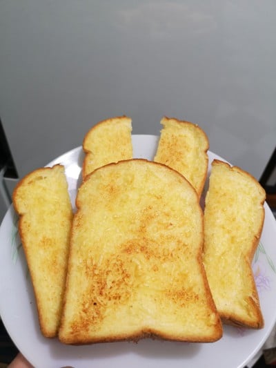 ขนมปังปิ้งหอมๆ ขนมปังปิ้งหอมๆ