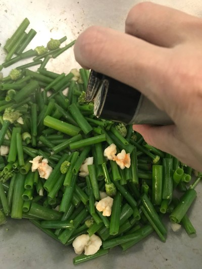 วิธีทำ ดอกหอมผัดกุ้ง วิธีทำ ดอกหอมผัดกุ้ง