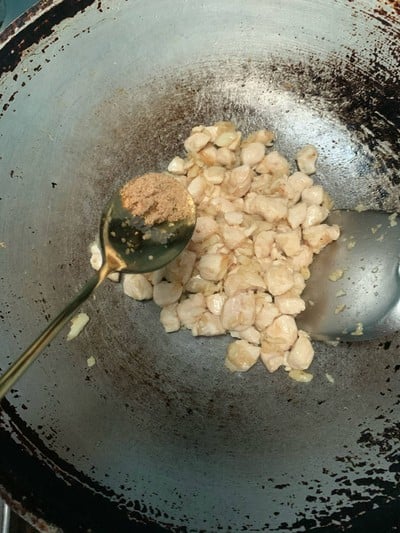 วิธีทำ อกไก่ผัดกระเทียม วิธีทำ อกไก่ผัดกระเทียม