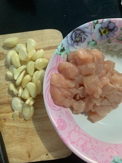 วิธีทำ อกไก่ผัดกระเทียม วิธีทำ อกไก่ผัดกระเทียม