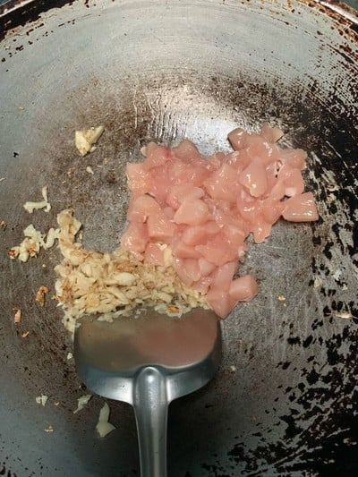 วิธีทำ อกไก่ผัดกระเทียม วิธีทำ อกไก่ผัดกระเทียม