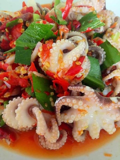 ได้ความกรอบของหนวดปลาหมึกและความสดของปลาหมึกลงไปคลุกเคล้ากับเครื่องยำรสชาติจักจ้