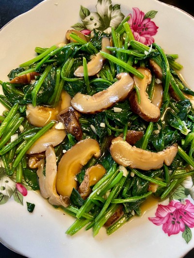 ผัดปวยเล้งเห็ดหอมน้ำมันหอย