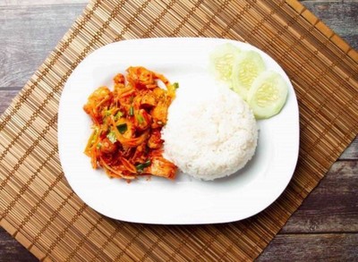 ข้าวยำไก่กรอบซอสเกาหลี