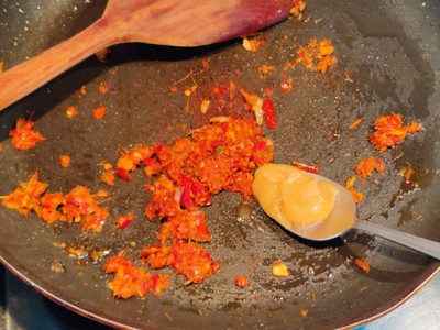 วิธีทำ แซลม่อนผัดพริกขิง วิธีทำ แซลม่อนผัดพริกขิง